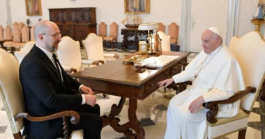 Kryeministri ukrainas takon Papa Françeskun: I dhuron fotografi të luftës në Ukrainë!