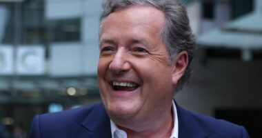 Piers Morgan “thumbon” tifozat e “topçinjve”: Vendi i 2-të nuk është sukses, kush mendon kështu është një “humbës”