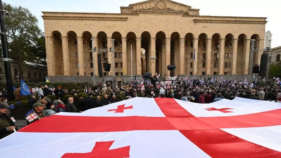 Protesta antiqeveritare në Gjeorgji, demostruesit bëjnë thirrje për demokraci