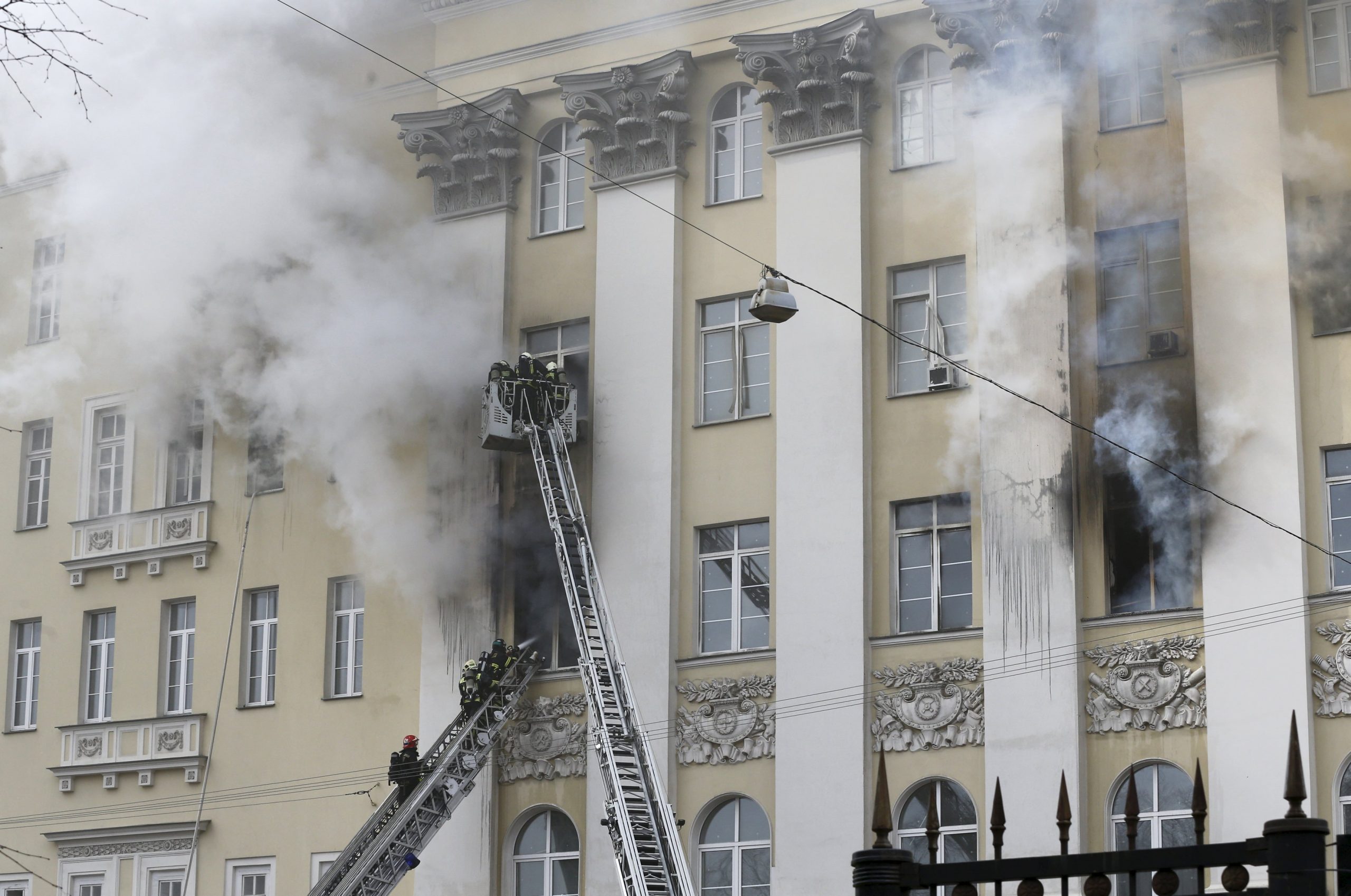 VIDEO/ Zjarr në godinën e Ministrisë së Mbrojtjes ruse