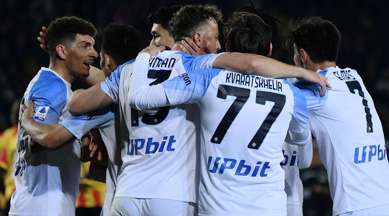 VIDEO/ Napoli pranë titullit kampion, djemtë e Spallettit tregojnë “dhëmbët” para çerek-finales