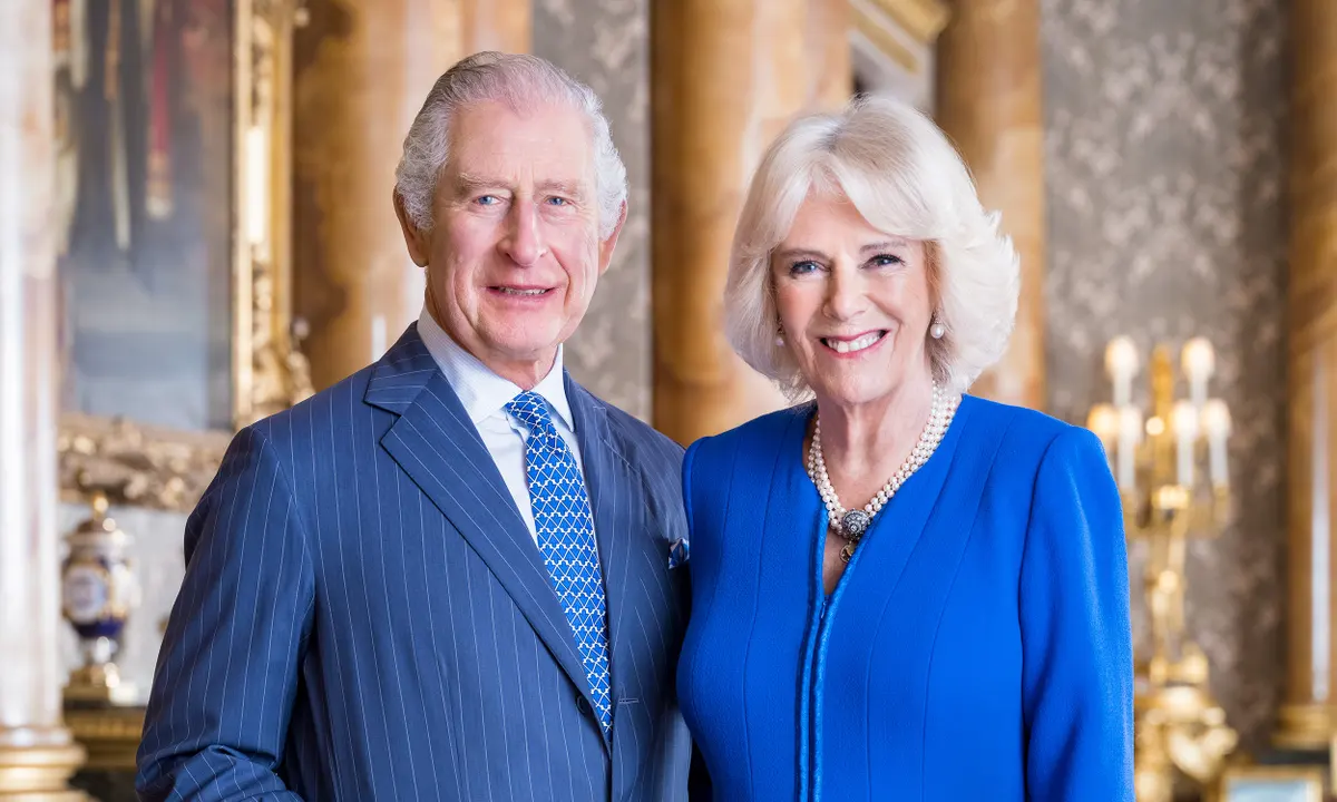 Si u njohën Mbreti Charles dhe Camilla