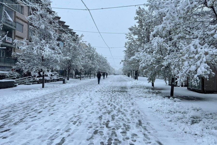 Dimër në pranverë, bora mbulon rrugët në Kosovë