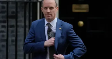 Zv/kryeministri britanik Dominic Raab jep dorëheqjen pas akuzave për bullizëm