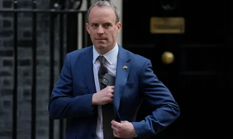 Zv/kryeministri britanik Dominic Raab jep dorëheqjen pas akuzave për bullizëm