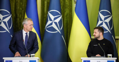 Stoltenberg viziton Buchan: Jam thellësisht i prekur