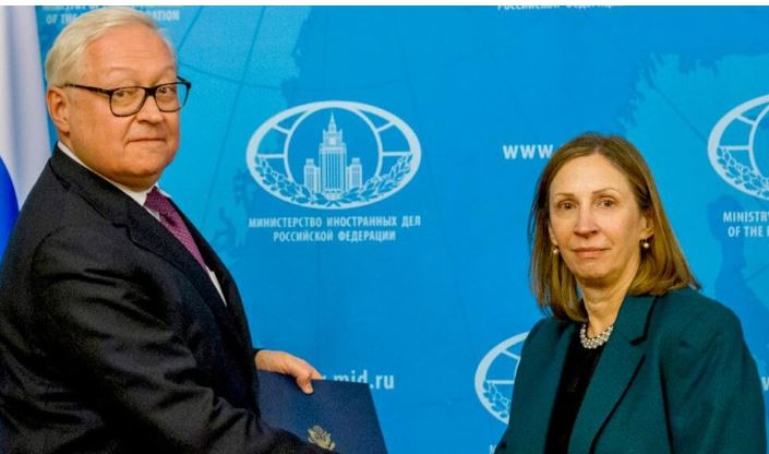 Arrestimi i gazetarit, ambasadorja amerikane takohet me diplomatin rus