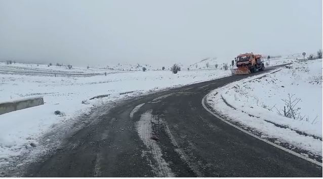 VIDEO/ Dëborë në pranverë, në verilindje të vendit trashësia ka arritur deri në 20 cm