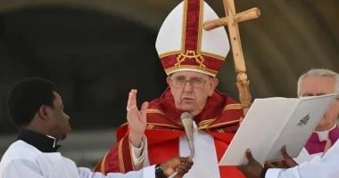 Papa Françesku kritikon pretendimet se Papa Gjon Pali II ngacmonte vajzat e mitura