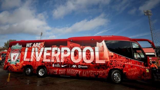 Sulmohet me sende të forta autobusi i Liverpoolit, një tullë dyshohet se është hedhur drejt Klopp