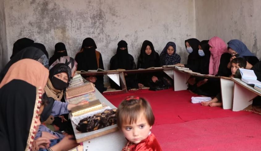 Pas mbylljes së shkollave, vajzat afgane u kthehen medreseve