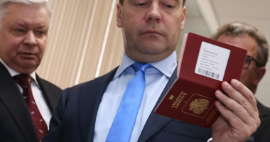 Rusia u konfiskon pasaportat zyrtarëve të lartë për të mos “ikur” jashtë vendit