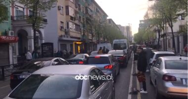 Bllokohet rruga e Durrësit, besimtarët fikin makinat në rrugë dhe largohen drejt sheshit për të falur Fitër Bajramin
