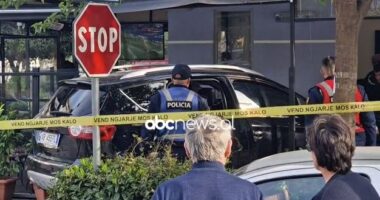 VIDEO/ Përplasen dy automjete në Vlorë, një prej tyre përfundon në “bar-kafe”: Lëndohen dy persona