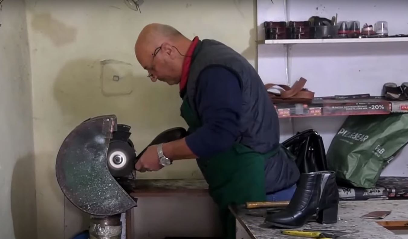 Filloi punë që 14-vjeç: Doja të bëhesha mekanik, por babai zgjodhi këpucarinë
