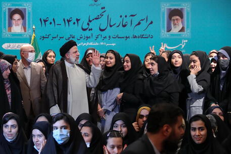 Iran, studentet pa shami nuk do të lejohen në shkolla