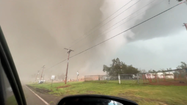 Tornado “shkatërron” Oklahomën, raportohet për 2 të vdekur