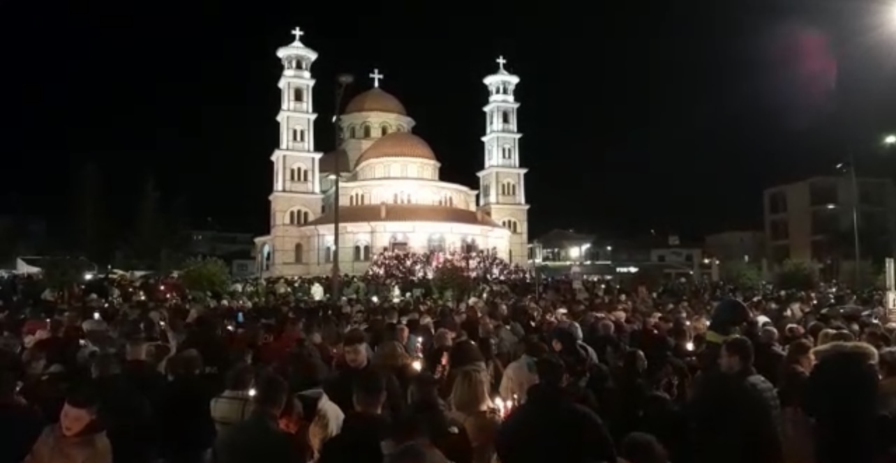 Korçë/ Ortodoksët kremtojnë Pashkët, mijëra besimtarë në sheshin e qytetit