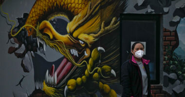 Kina po “rishkruan” në heshtje historinë e pandemisë