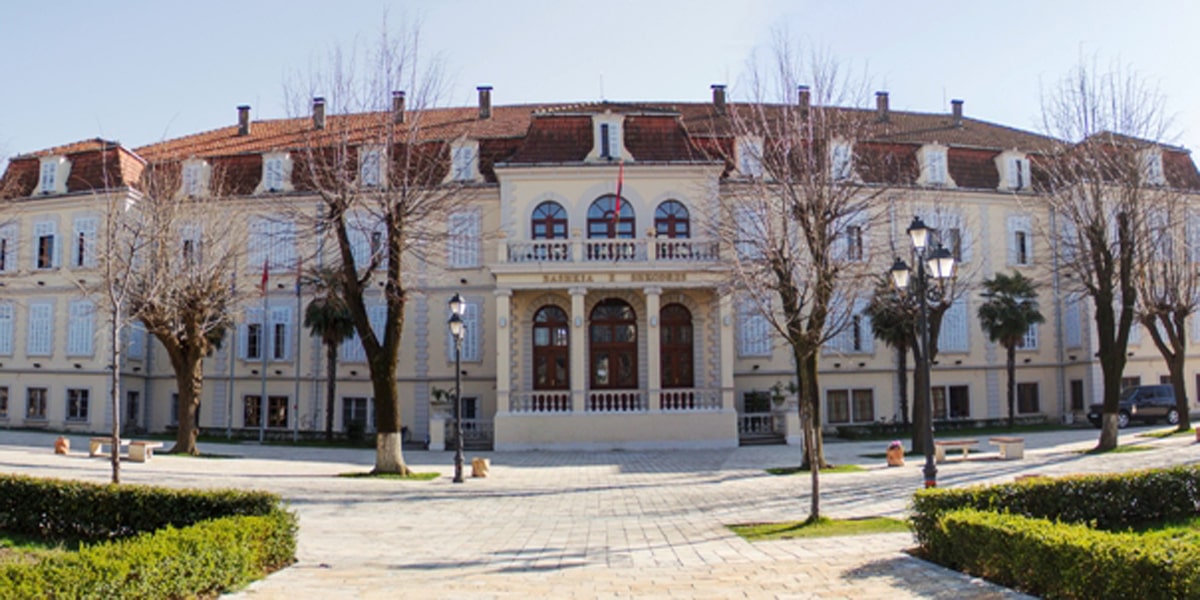 Shpërndanë ndihma në këmbim të votave/ Gjykata liron 3 punonjësit e Bashkisë në Shkodër