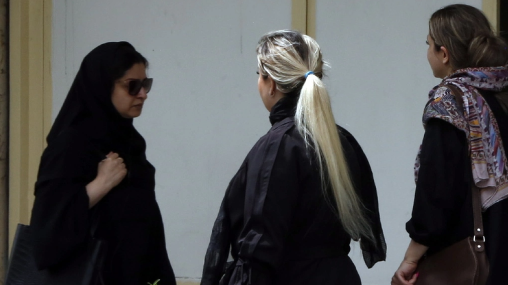 Irani do të ndjekë penalisht personat që inkurajojnë gratë të mos mbajnë shami