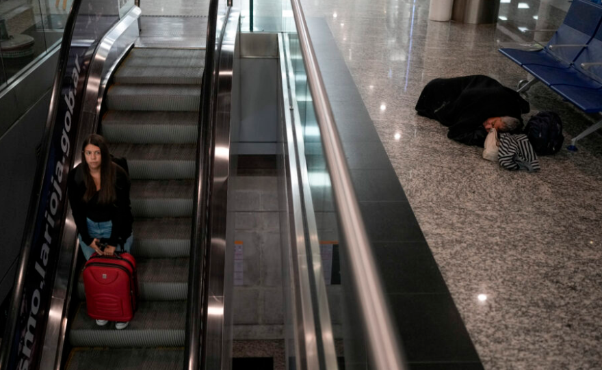 Dhjetëra të pastrehë në aeroportin e Buenos Aires për shkak të varfërisë