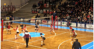 Skënderbeu barazon finalet, vajzat nga Korça triumfojnë 3-0 në sfidën e dytë ndaj Partizanit