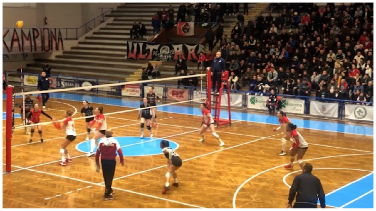 Skënderbeu barazon finalet, vajzat nga Korça triumfojnë 3-0 në sfidën e dytë ndaj Partizanit