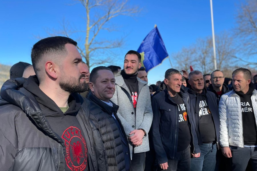 FOTO/ “Presim gjykim të drejtë”, familjarët e ish-krerëve të UÇK-së protestë në Hagë