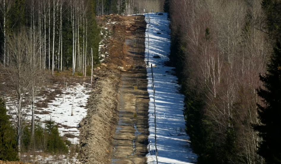 U anëtarësua në NATO, Finlanda vendos tela me gjemba në kufi me Rusinë