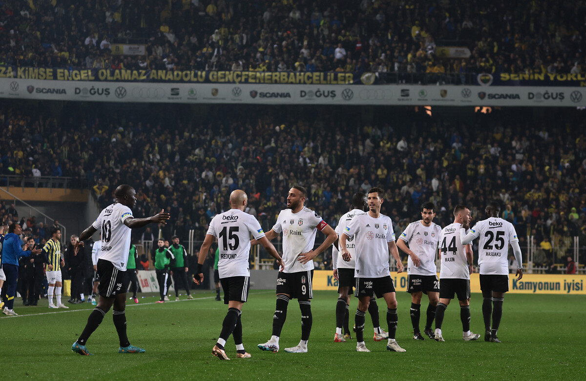 VIDEO/ Besiktas triumfon në “Derbin e Stambollit”, Tosun e Redmond “shkërrmoqin” Fenerbahcen