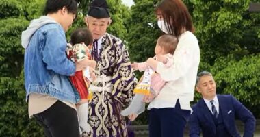 VIDEO/ Mbahet festivali i pazakontë në Japoni, fiton foshnja që qan i pari