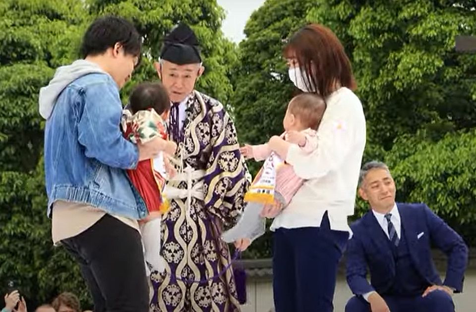 VIDEO/ Mbahet festivali i pazakontë në Japoni, fiton foshnja që qan i pari