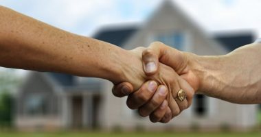 Si lindi për herë të parë shtrëngimi i duarve