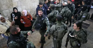 Forcat izraelite bastisin sërish Xhaminë Al-Aksa, sulmojnë besimtarët