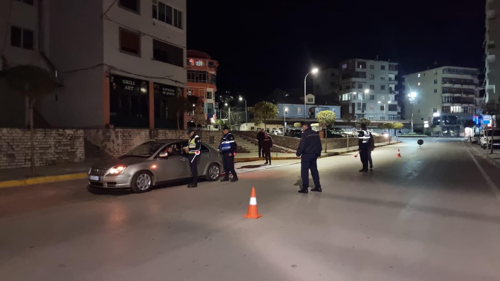 Pogradec/ Policia kontrolle të rrepta në rrugë, në fokus personat në kërkim, armëmbajtje pa leje dhe lëndët narkotike