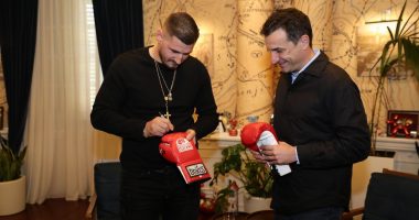 Veliaj i jep Medaljen e Mirënjohjes boksierit Kristian Prenga: Privilegj i madh ta kishim Kupën e Botës edhe në Tiranë