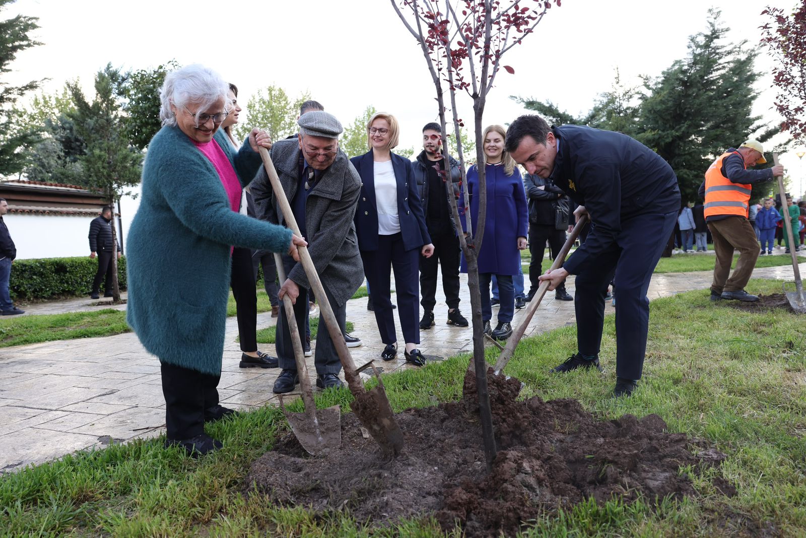 Veliaj me banorët e Njësinë 3: Ne hapim gropa për të mbjellë pemë, ata për t’i bërë gropën tjetrit; Braktisën Shqipërinë dhe Tiranën 4 vjet, s’mund të rikthehen sikur s’ka ndodhur asgjë