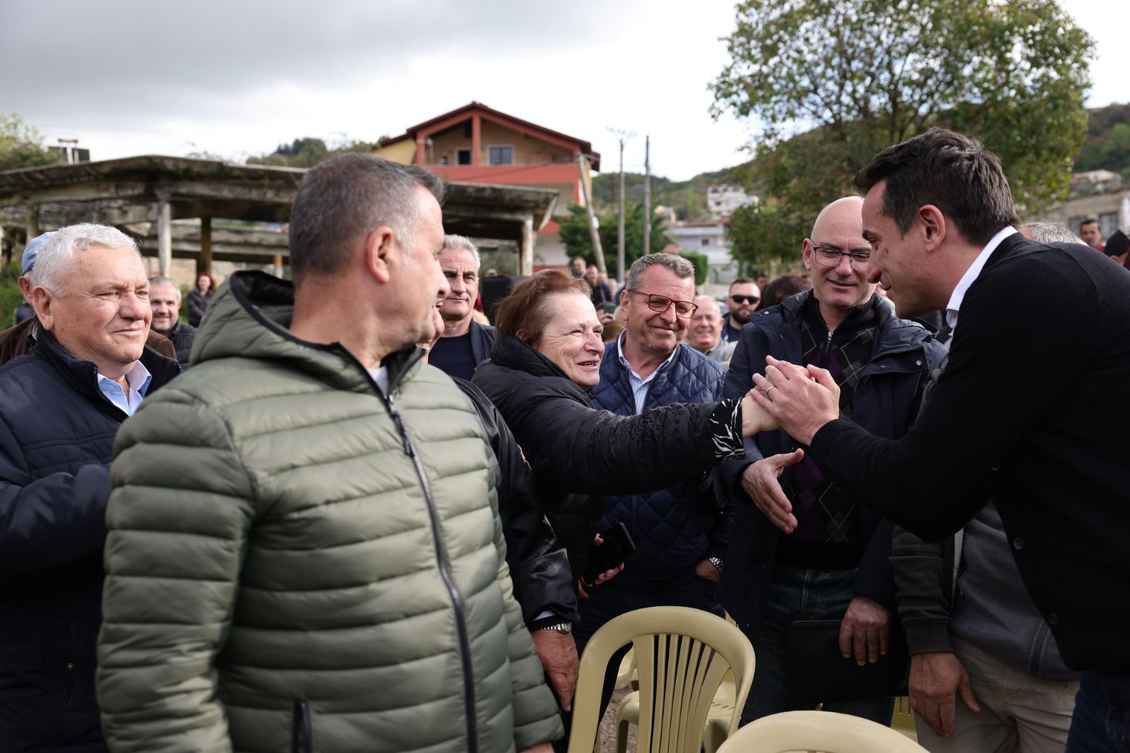 Veliaj me banorët e Kombinatit: Sot qielli është blu dhe qyteti është më i pastër, reja me kancerin nga Sharra nuk endet më mbi Tiranë