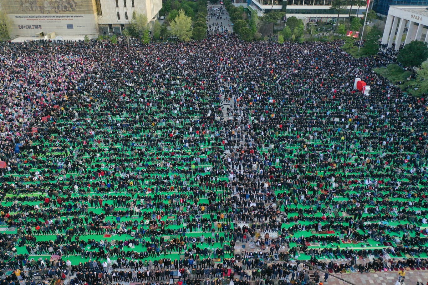 FOTO & VIDEO/ Myslimanët kremtojnë sot Fitër Bajramin, mijëra besimtarë mbushin sheshin “Skënderbej”