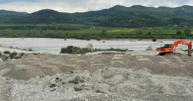 Vlorë/ Merrte inerte nga lumi Shuchicë, sekuestrohet eskavatori