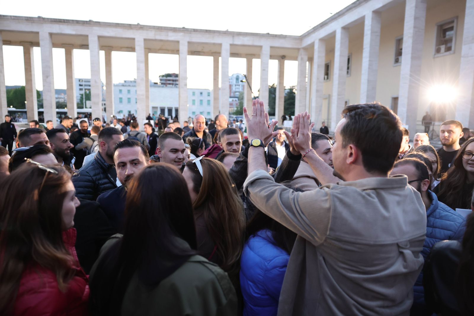Veliaj me të rinjtë: Është momenti të bëhemi bashkë për të çuar Tiranën përpara