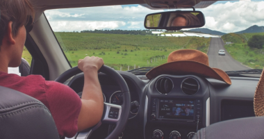 A është ndezur drita e karburantit në makinë? Sa kilometra të tjera mund të bëni