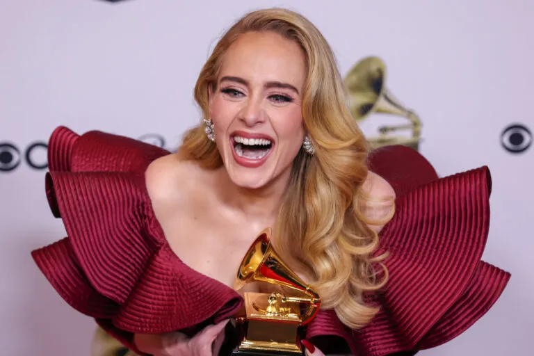 Adele telefonon partnerin gjatë intervistës ‘live’, reagimi i tij ishte epik