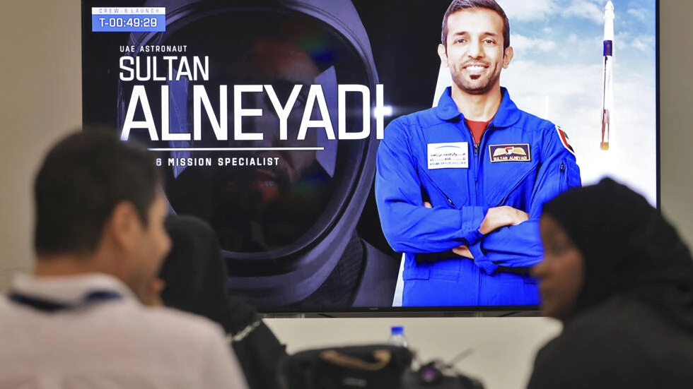 Astronauti i Emirateve të Bashkuara Arabe bën shëtitjen e parë në hapësirë