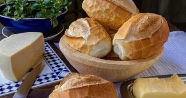 A e dini pse restorantet shërbejnë gjithmonë bukë para pjatës kryesore?