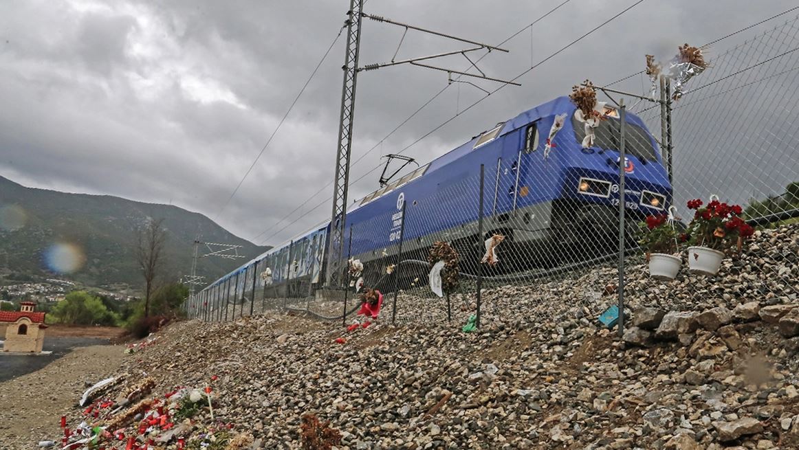 VIDEO/ Treni “futet në shina” pas një muaji në Greqi, momenti kur kalon në vendin e aksidentit tragjik