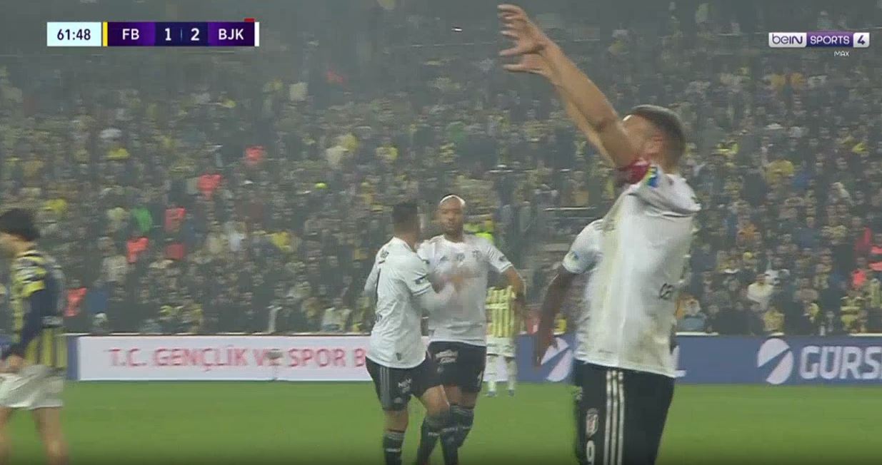 VIDEO/ Cenk Tosun i papërmbajtshëm, Besiktas përmbys gjithçka në “Derbin e Stambollit”