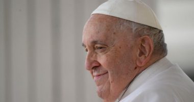 ‘Jam ende gjallë’, batuta e Papa Françeskut pas daljes nga spitali