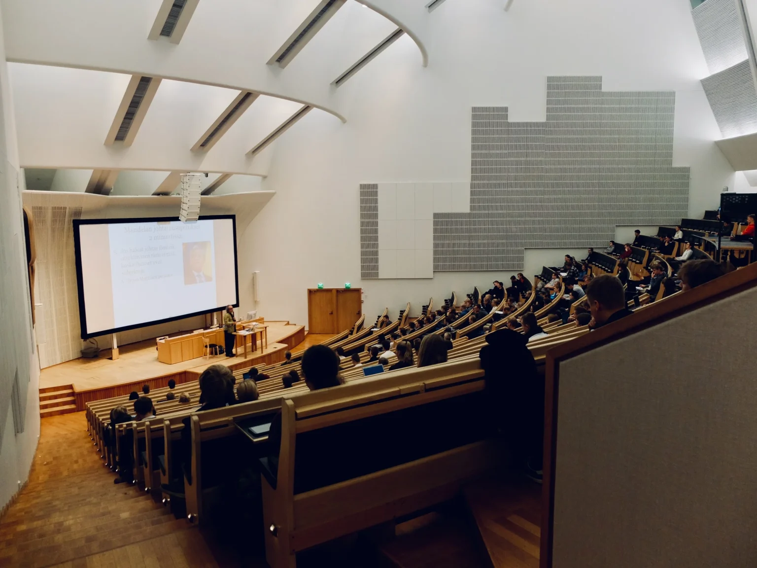 Holanda bën thirrje: Ndaloni studentët e huaj, universitetet nuk kanë më vende